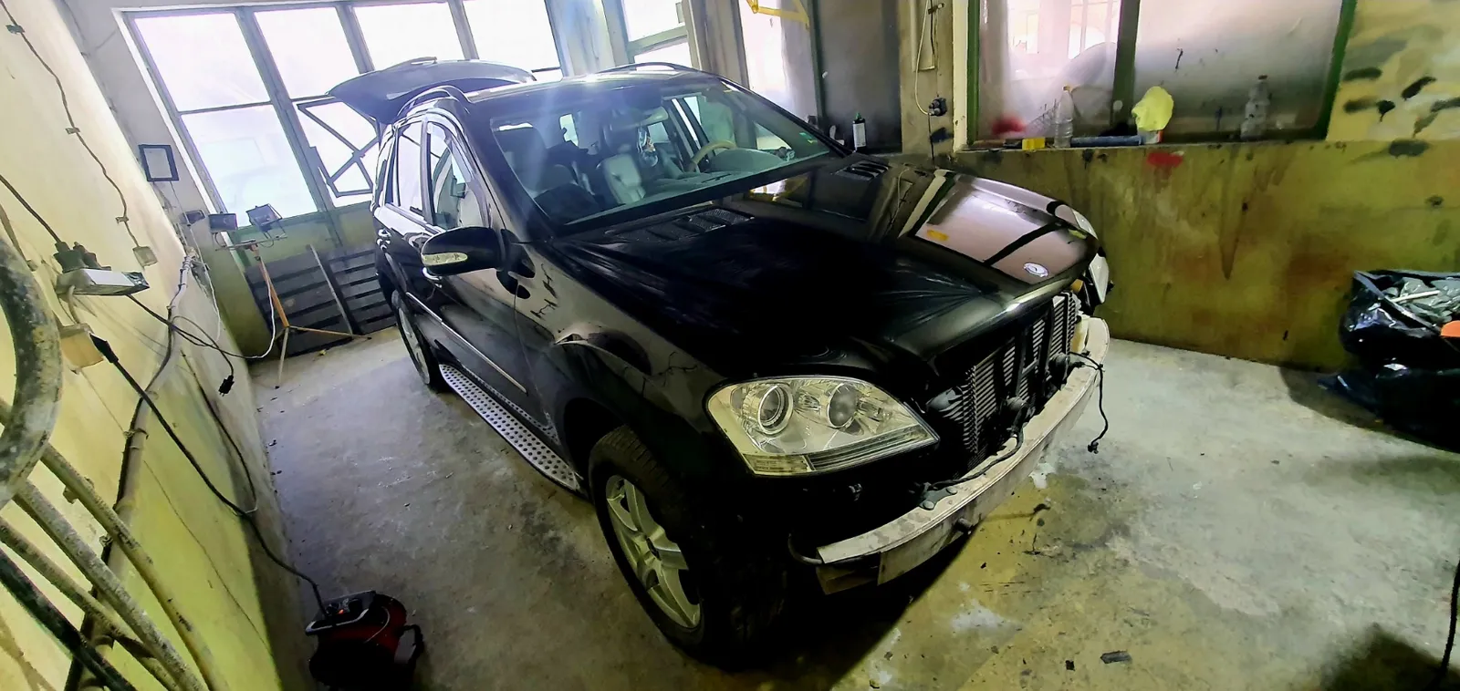 Mercedes ML с демонтирана предна броня при подготовка за боядисване