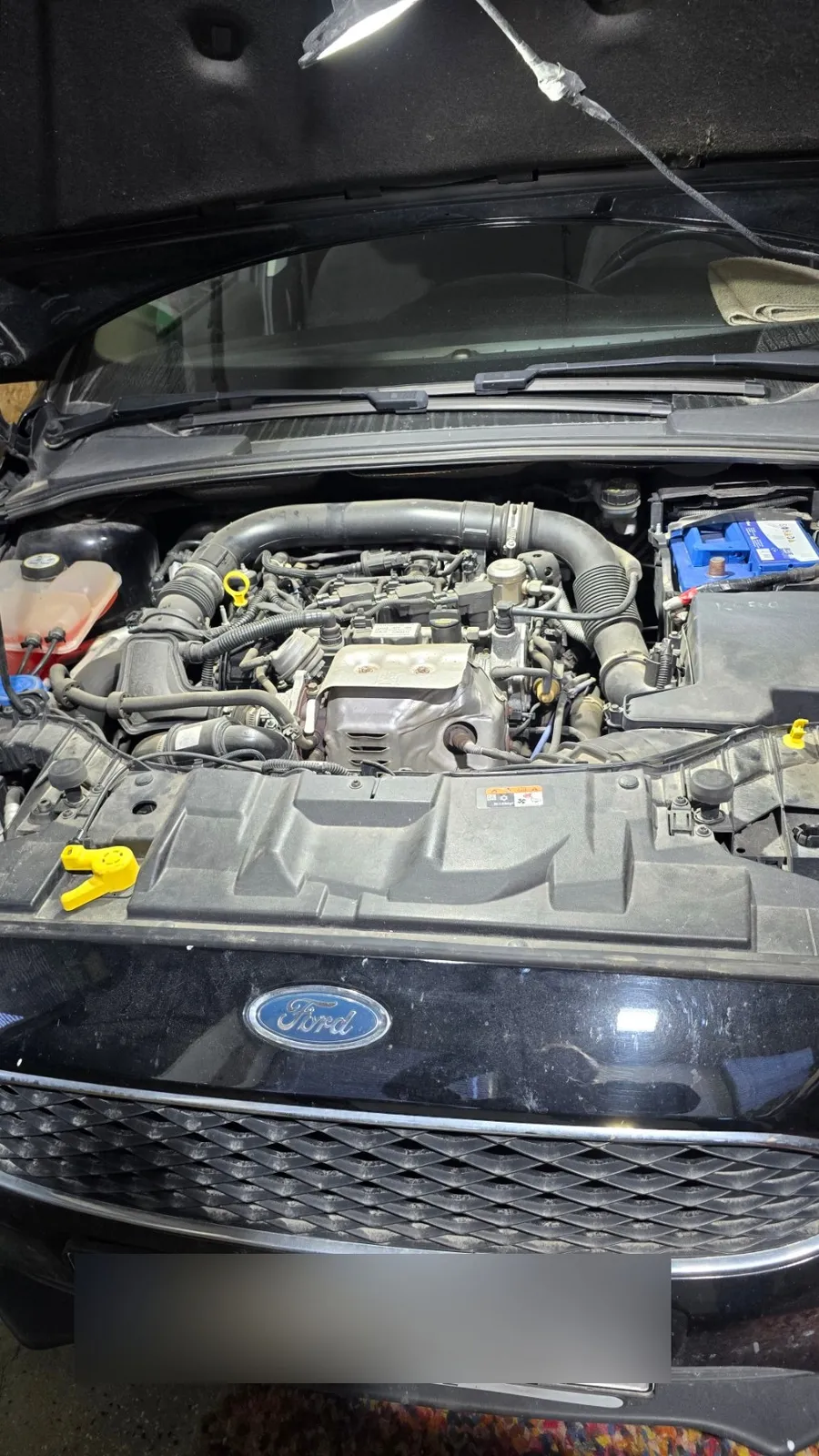 Ford Fiesta 1.0 EcoBoost с отворен капак за смяна на ангренажен ремък – VIP Cars Варна