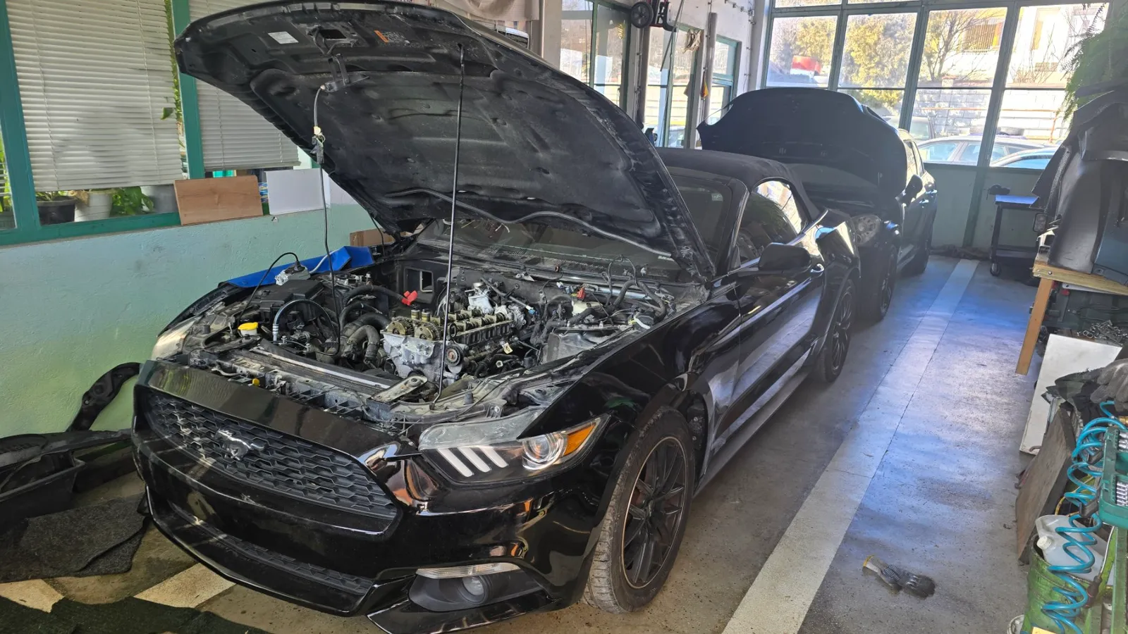 Смяна на гарнитура на глава – Ford Mustang 2.3 EcoBoost – снимка 2 от сервиза на VIP Cars Варна
