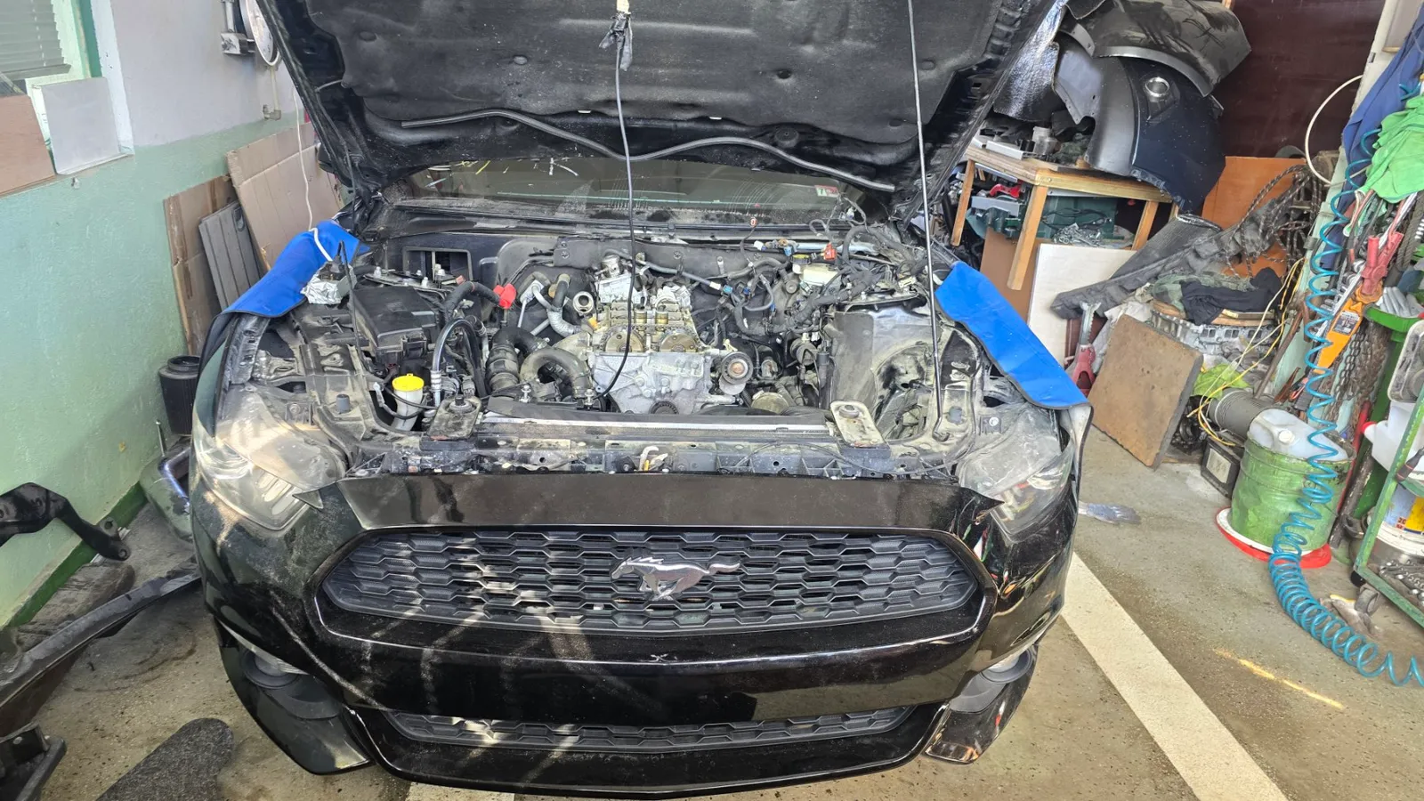 Двигателен отсек на Ford Mustang 2.3 EcoBoost с демонтирана предна част