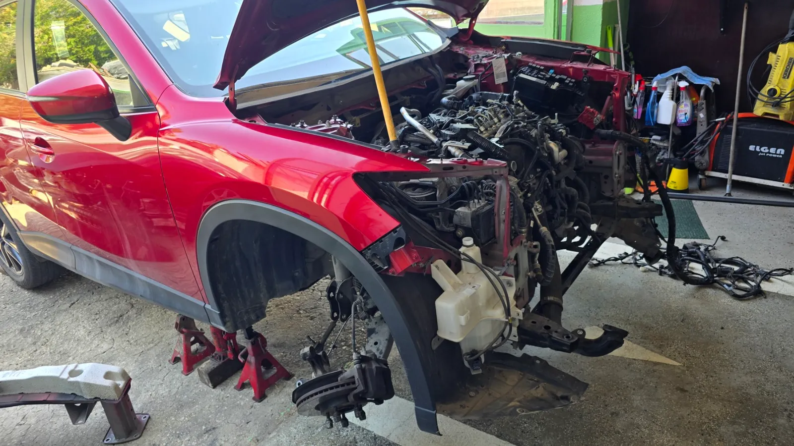 Разглобен двигател на Mazda CX-5 в сервиза