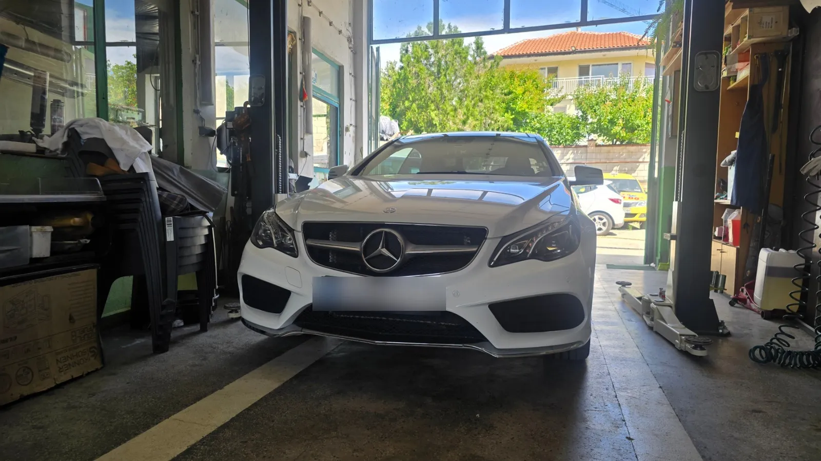 Mercedes E350 на подемник със свален двигател за смяна на ангренажни вериги