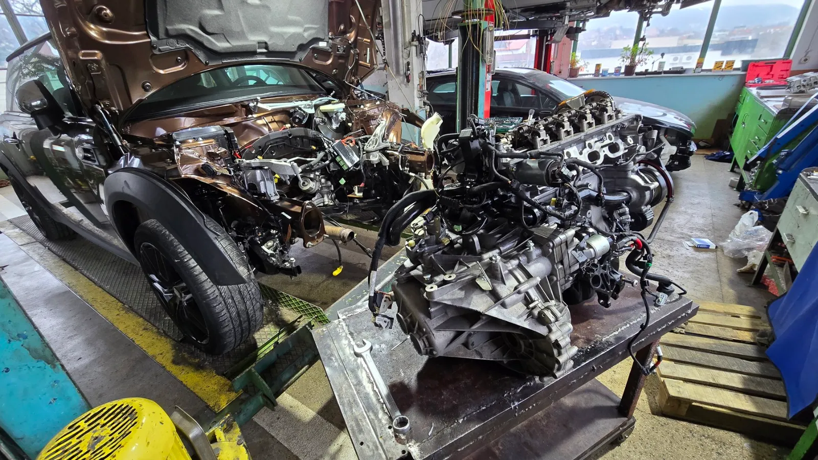 Компоненти на двигател Mini Cooper подготвени за сглобяване