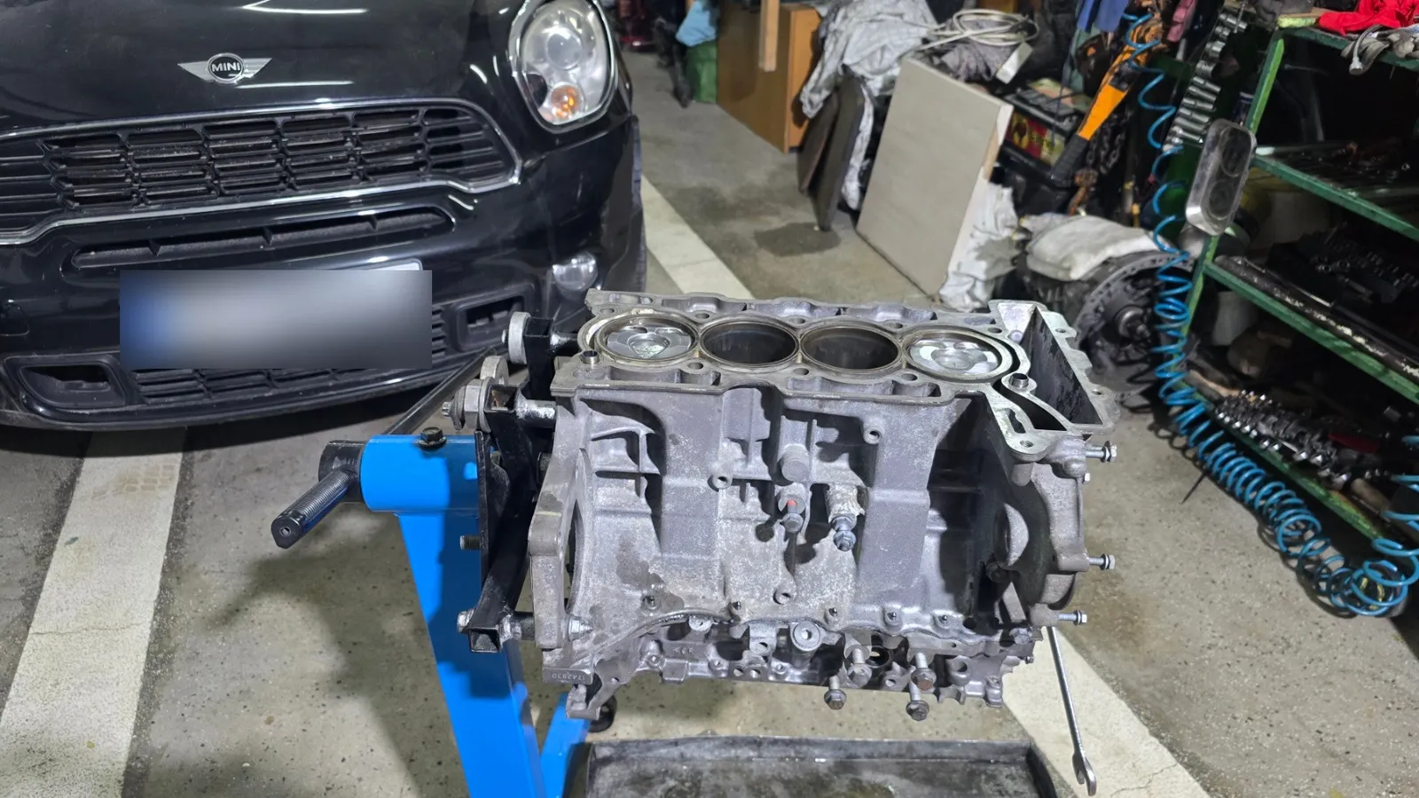 Mini Cooper Countryman и разглобен двигателен блок в сервиза – VIP Cars Варна