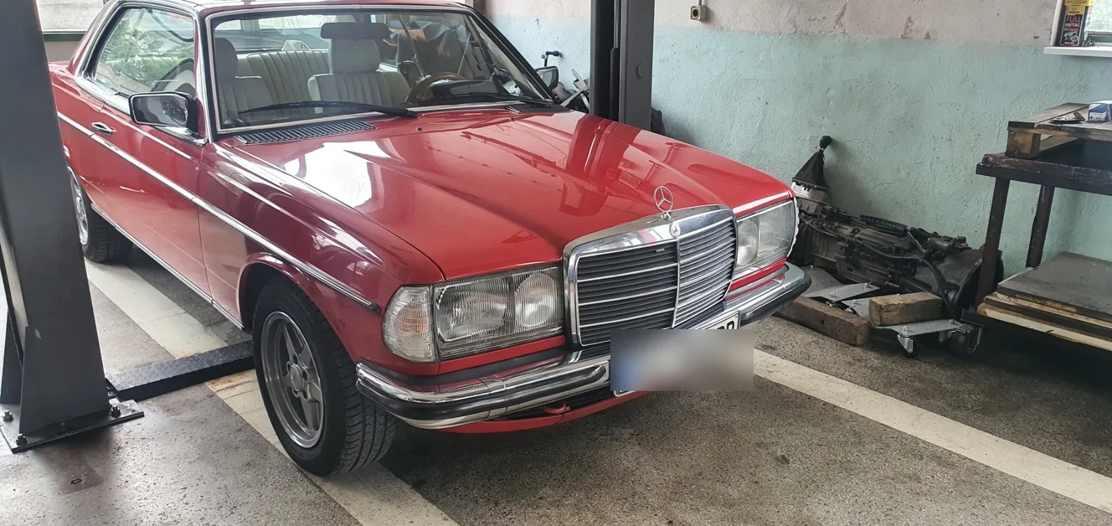 Класически червен Mercedes W123 в сервиза на VIP Cars Варна