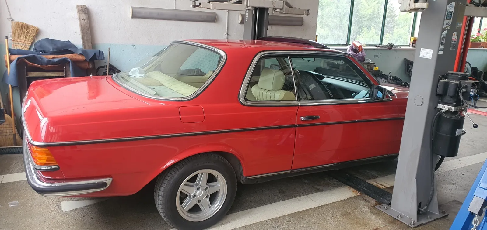 Mercedes W123 при обслужване в сервиза