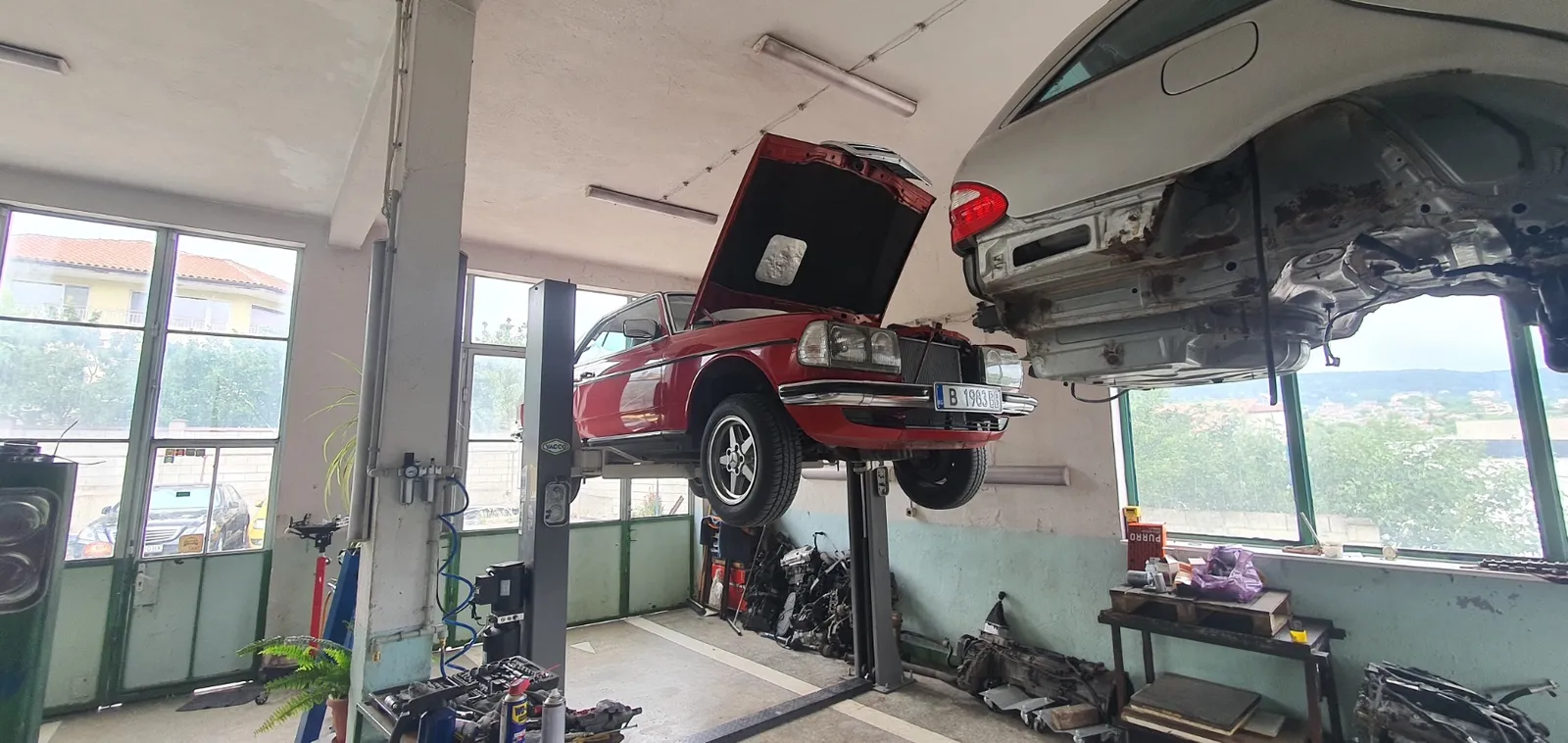 Обслужване на класически Mercedes W123 – снимка 3 от сервиза на VIP Cars Варна