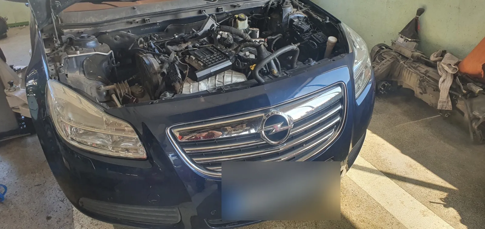 Opel Insignia 2.0 CDTI с отворен капак преди основен ремонт – VIP Cars Варна
