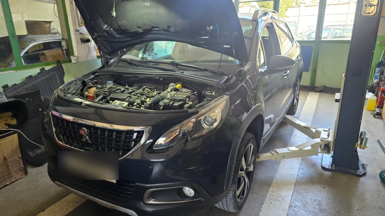 Peugeot 2008 на подемник с отворен капак за смяна на ангренажен ремък – VIP Cars Варна