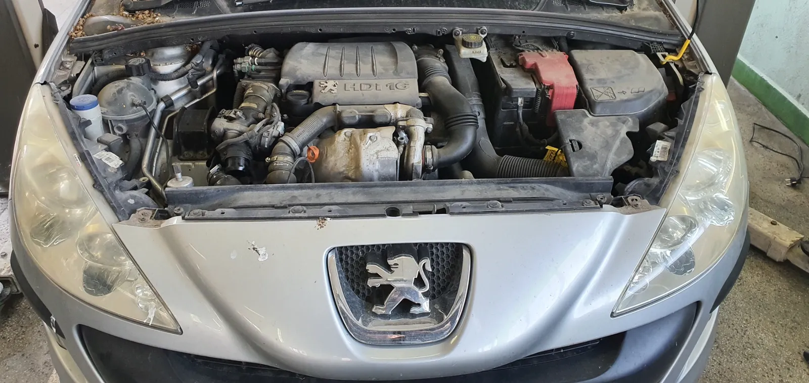 Двигателен отсек на Peugeot 307 1.6 HDi при основен ремонт – VIP Cars Варна