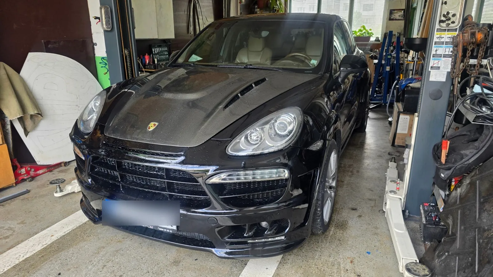 Porsche Cayenne в сервиза на VIP Cars Варна за компютърна диагностика