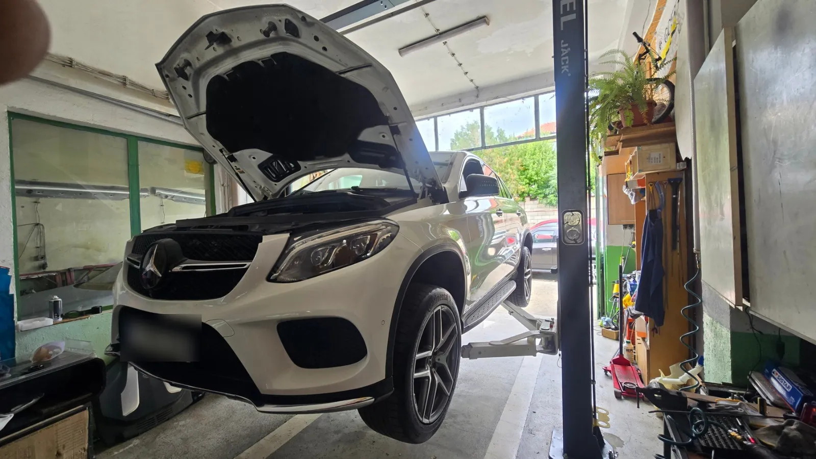 Mercedes GLE 350d при смяна на масло в сервиза – VIP Cars Варна