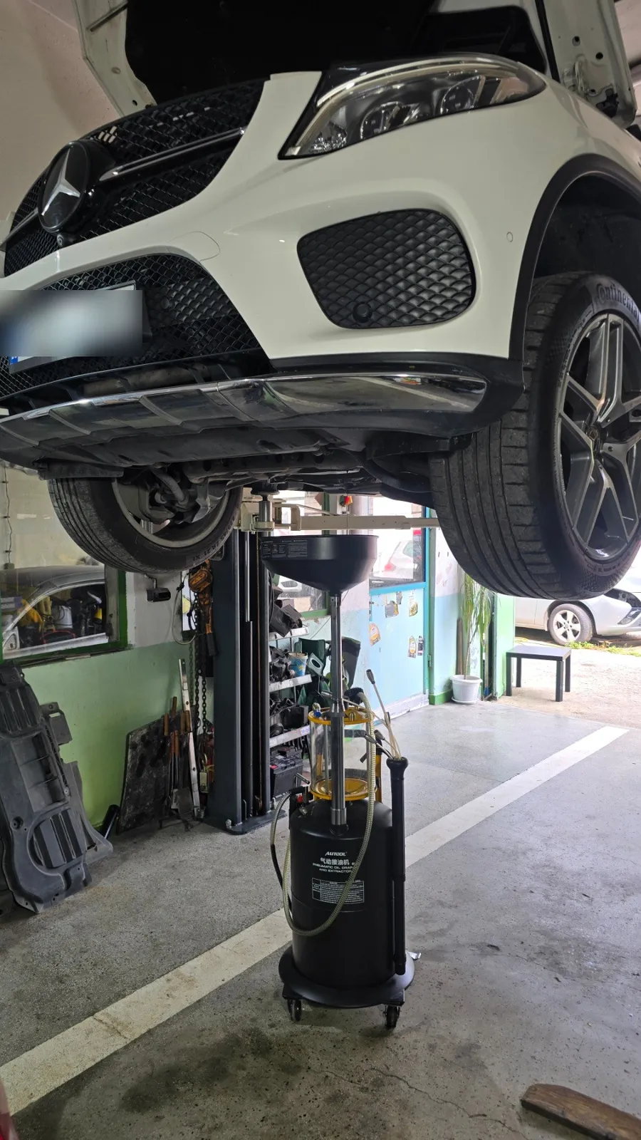 Mercedes GLE 350d на подемник при източване на маслото
